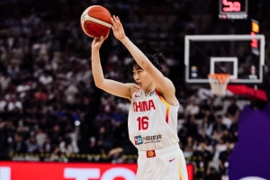 中国女篮的内线确实是巨大的优势 但还是缺少稳定外线投射球员
