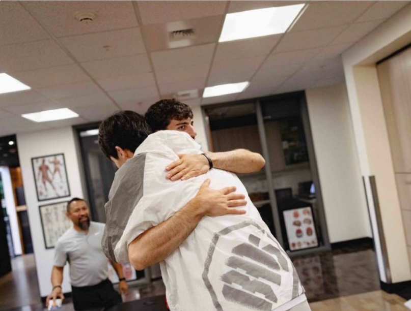 kaiyun-得到队友认可!开拓者主力阿夫迪亚主动与杨瀚森打招呼拥抱